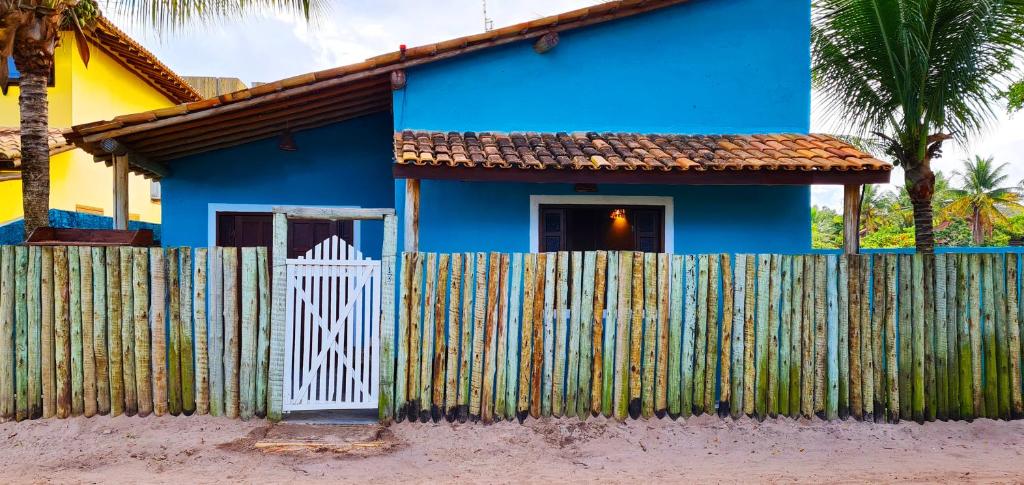 卡拉伊瓦Casa do Mar Caraíva的前面有栅栏的蓝色房子