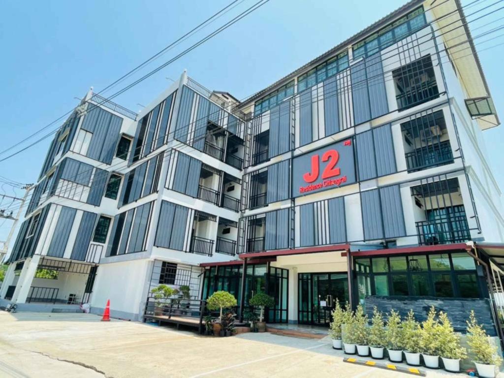 清莱J2 Residence Chiang Rai的一座大建筑,上面有标志