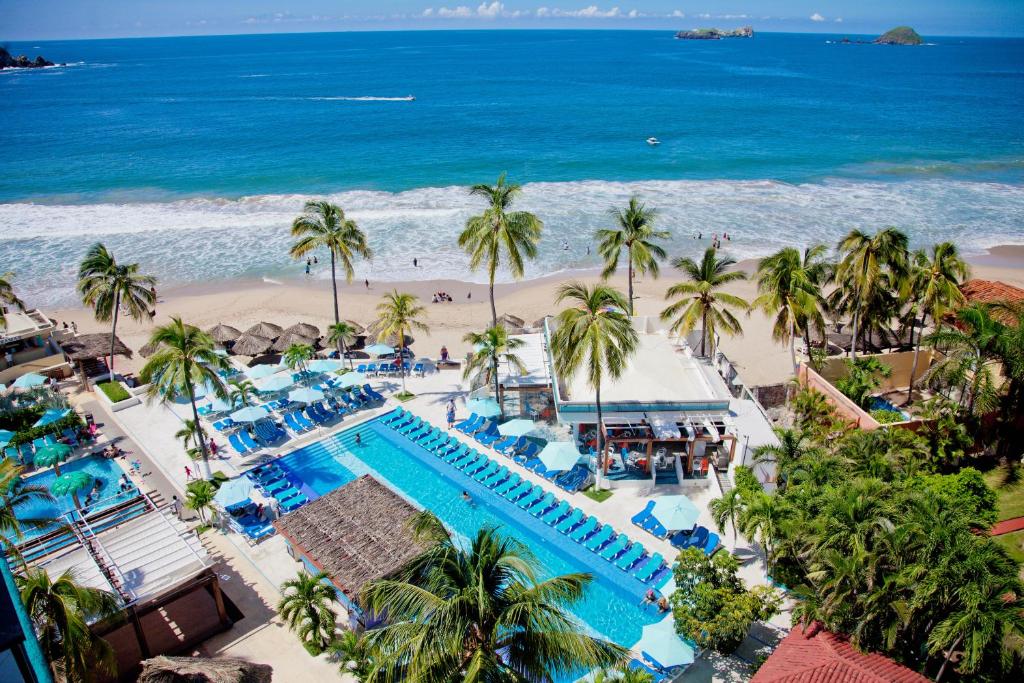 伊斯塔帕丰唐伊斯塔帕酒店的享有度假胜地的空中景致,设有游泳池和海滩