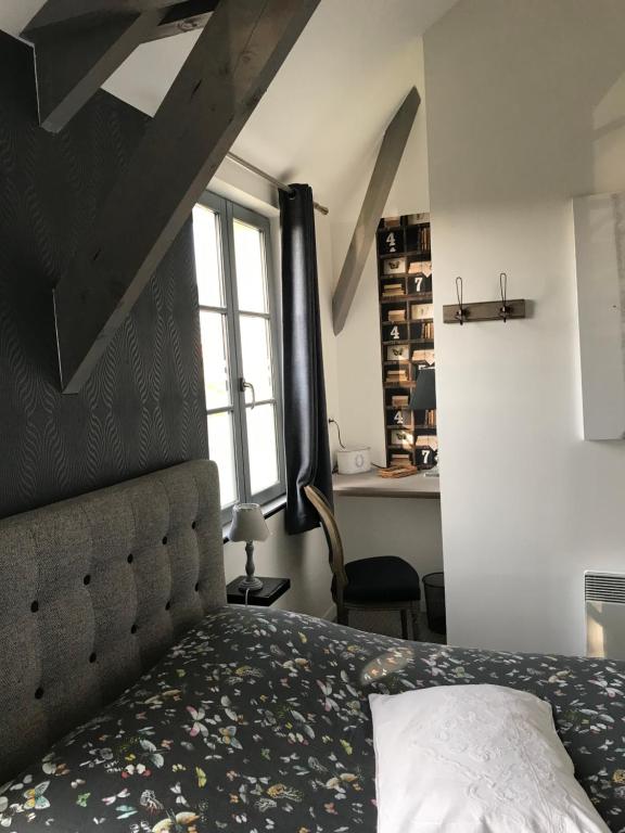 勒克罗图瓦奥米尔多索斯酒店的一间卧室设有一张床和一个窗口