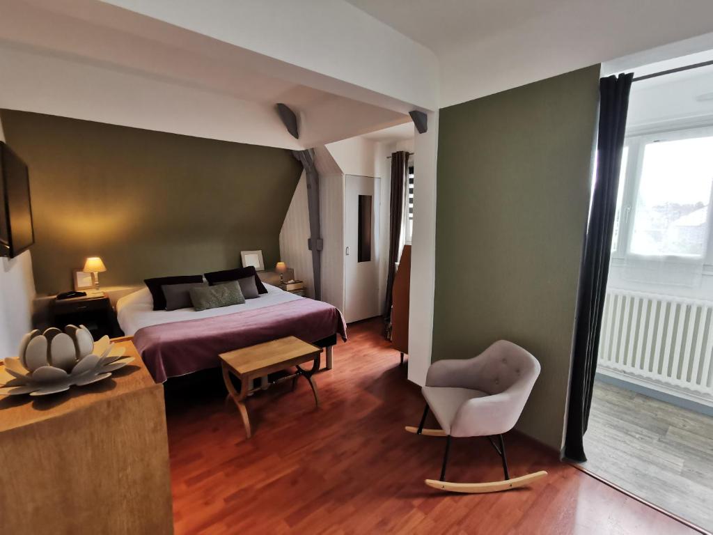 莱蓬德塞果树林餐厅酒店的配有一张床和一把椅子的酒店客房