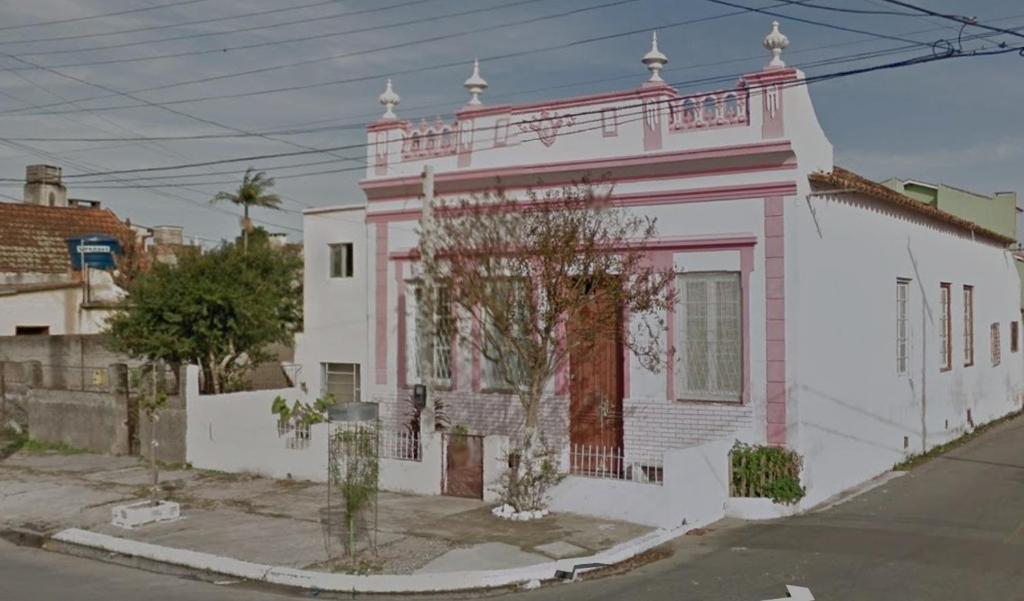 佩洛塔斯Hst Ateliê Marli Marques的白色的红色和白色的房子
