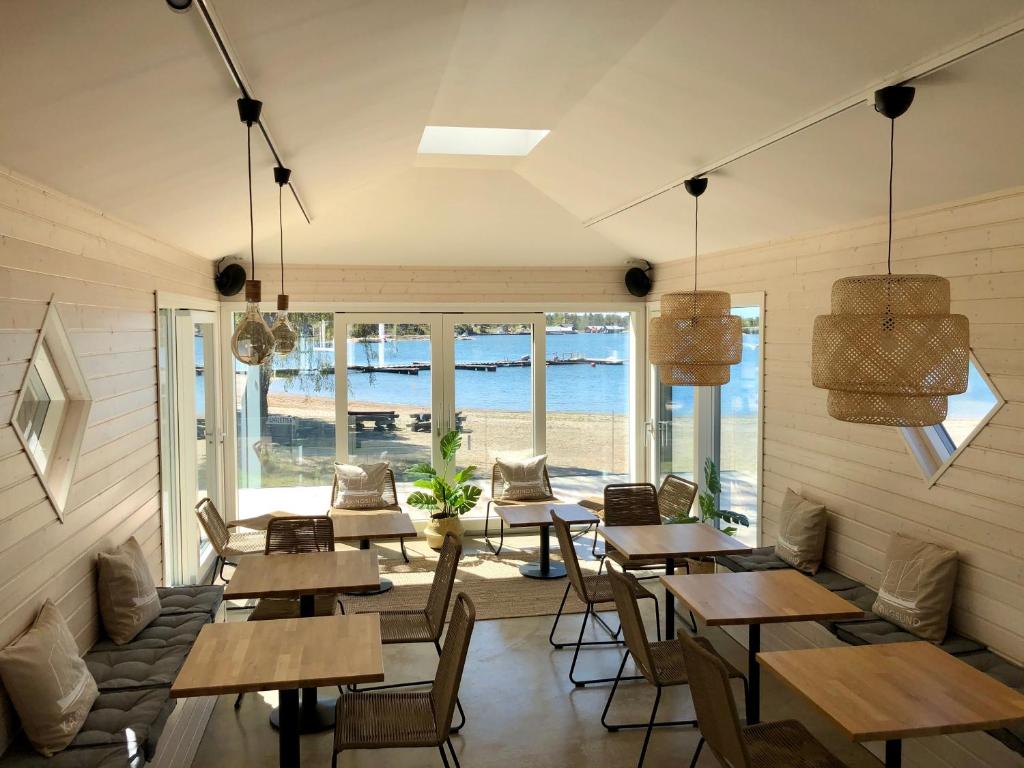 埃克勒卡琳松德度假酒店的一间设有木桌和椅子的餐厅,享有海景