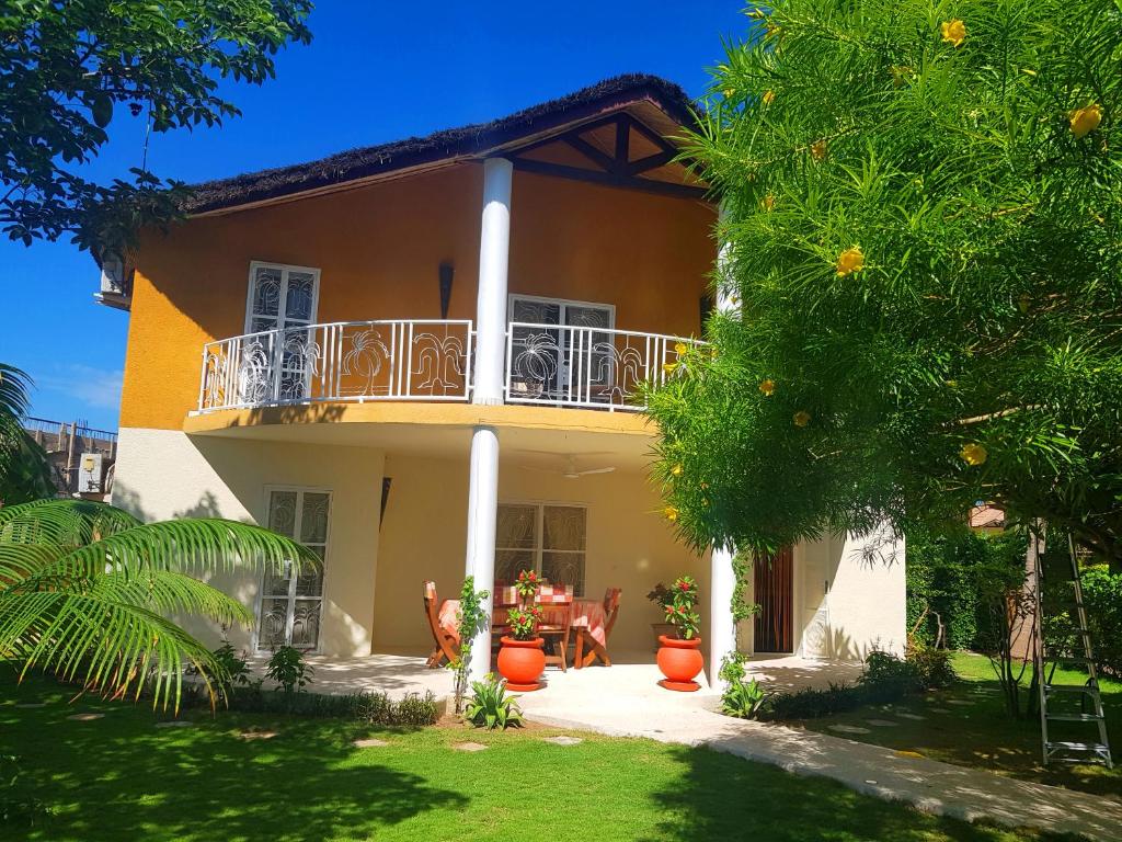 萨利波图尔Villa Type Africaine的带阳台和花园的度假屋
