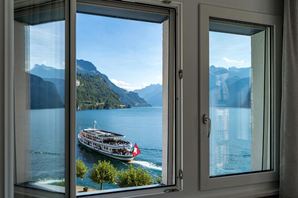 布鲁嫩Hotel Schmid & Alfa的享有水面上船只景致的窗户