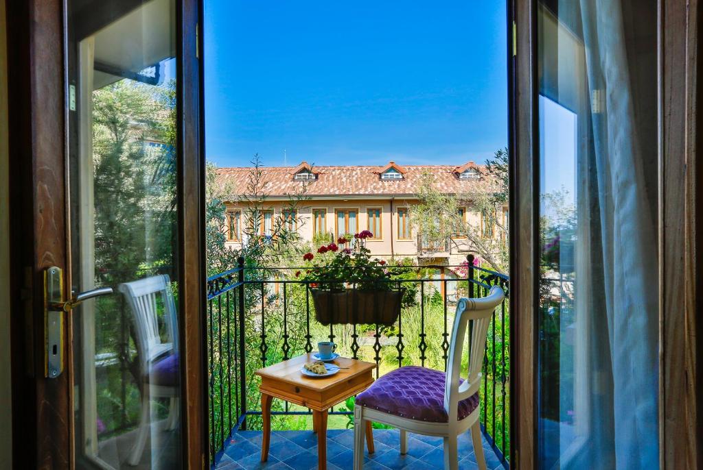 库古库俞橄榄芬芳宫殿酒店的阳台配有桌椅,享有风景。