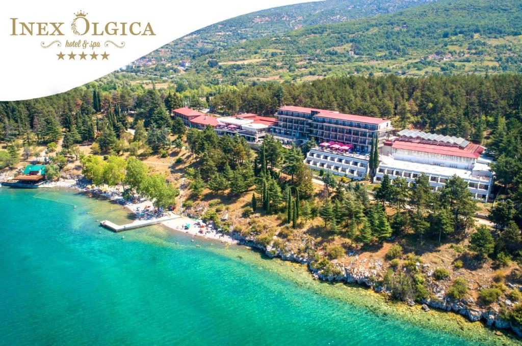 奥赫里德Inex Olgica Hotel & SPA的水边度假村的空中景观