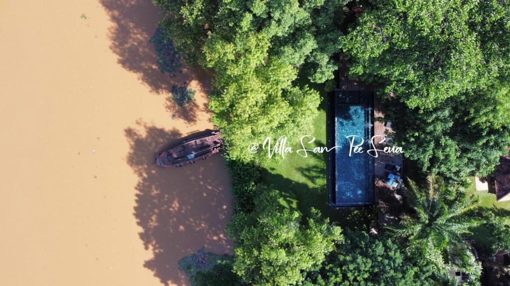 清迈Villa San Pee Seua - SHA extra plus的水和树木的上方景色