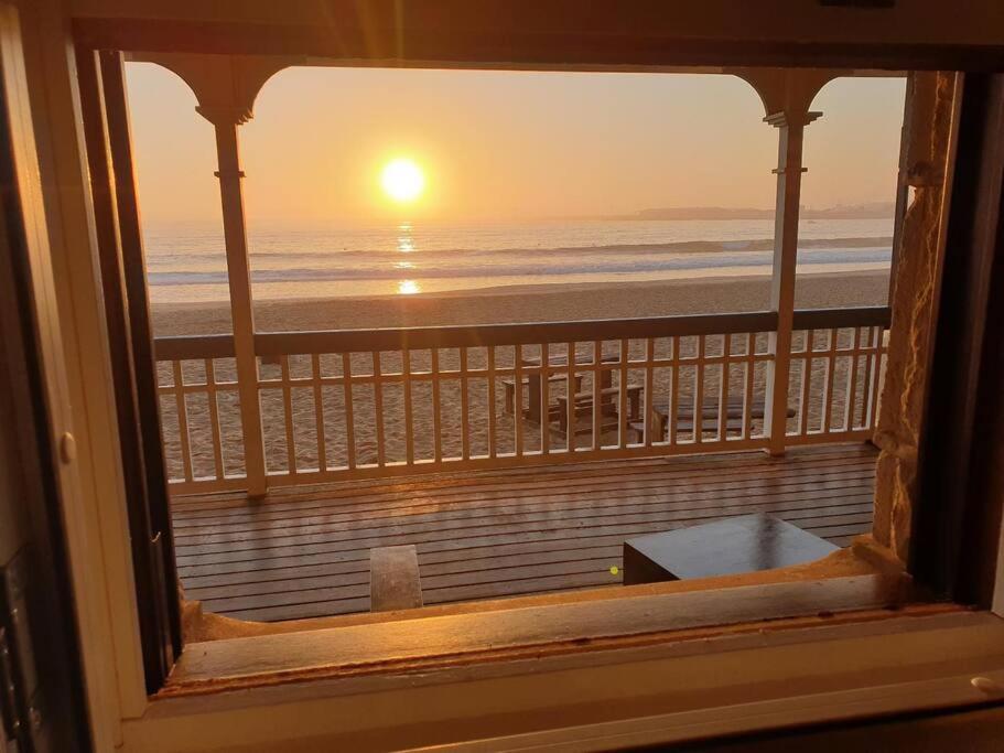 莫塞尔湾Santos Beach Pavilion E的从海滩日落的窗户欣赏美景