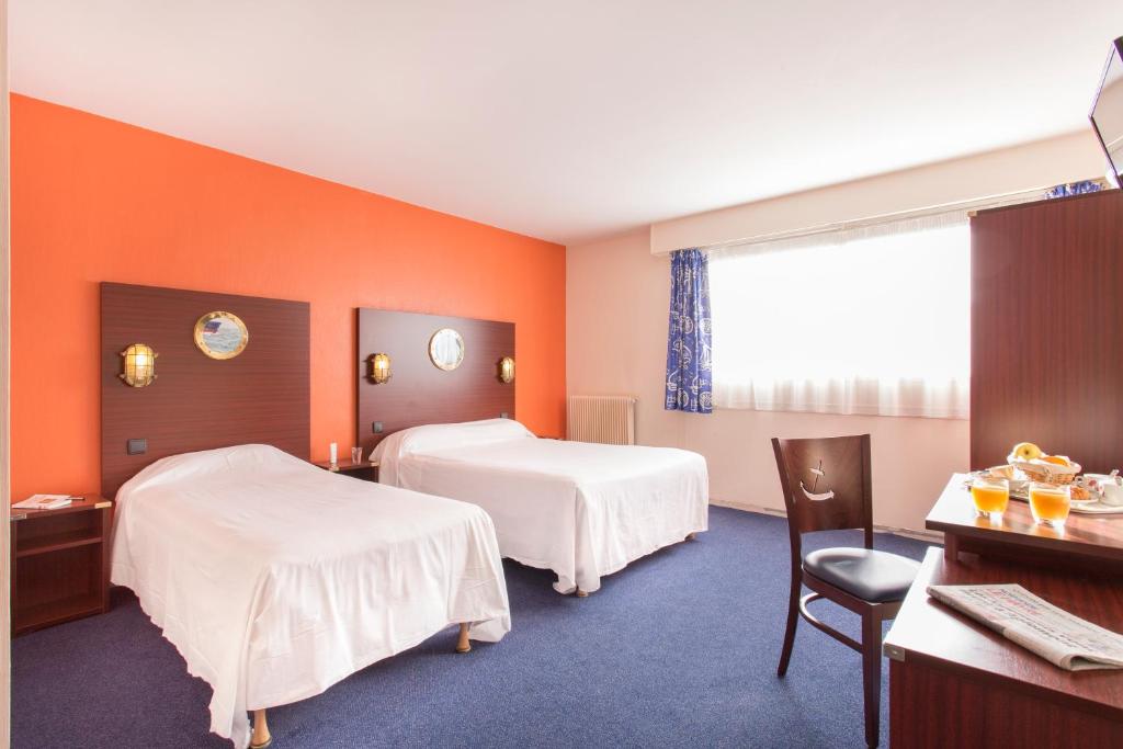 勒阿弗尔勒阿弗尔波彭斯莱斯让德马尔酒店的酒店客房设有两张床和窗户。