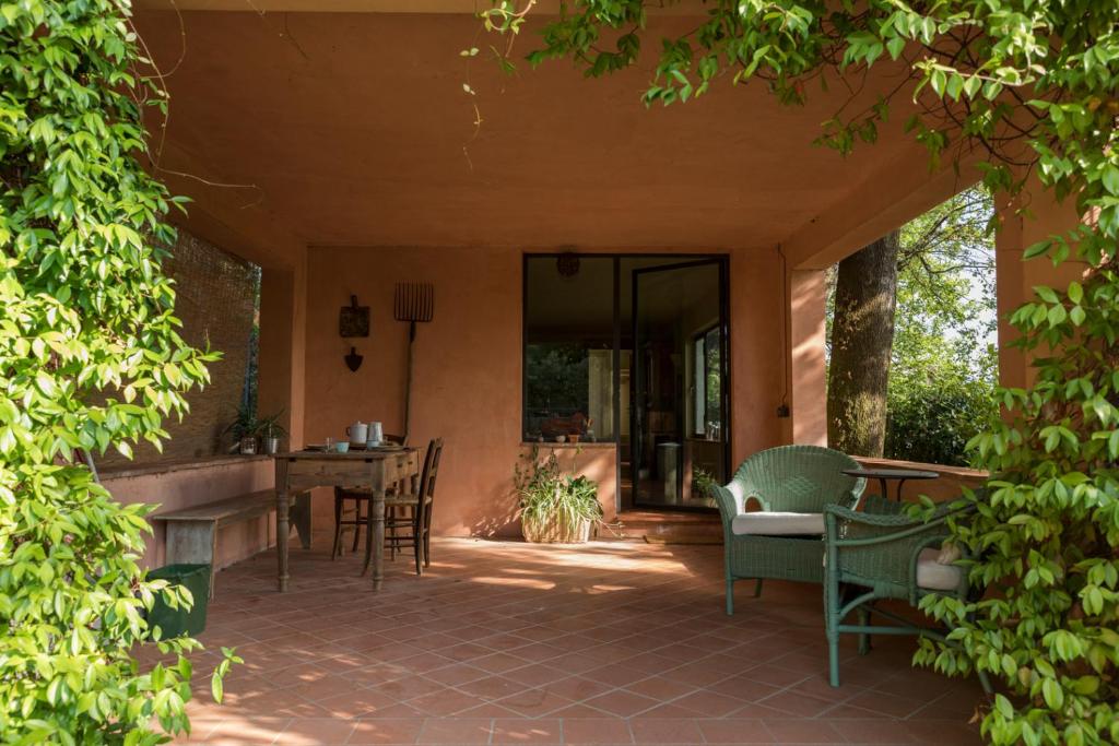 卡潘诺里Studio/Flat Rustic Tuscan Marziani 2的庭院配有桌椅和镜子