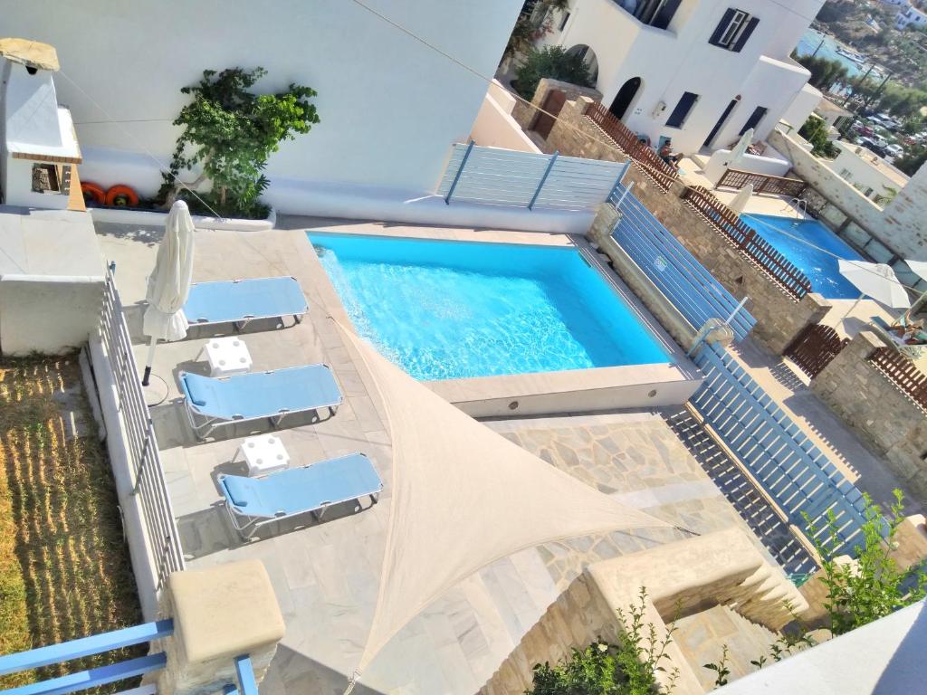 皮索利瓦迪Villa Danae - Seaside Villa with Pool & Hot Tub的享有带躺椅的游泳池和游泳池的顶部景致
