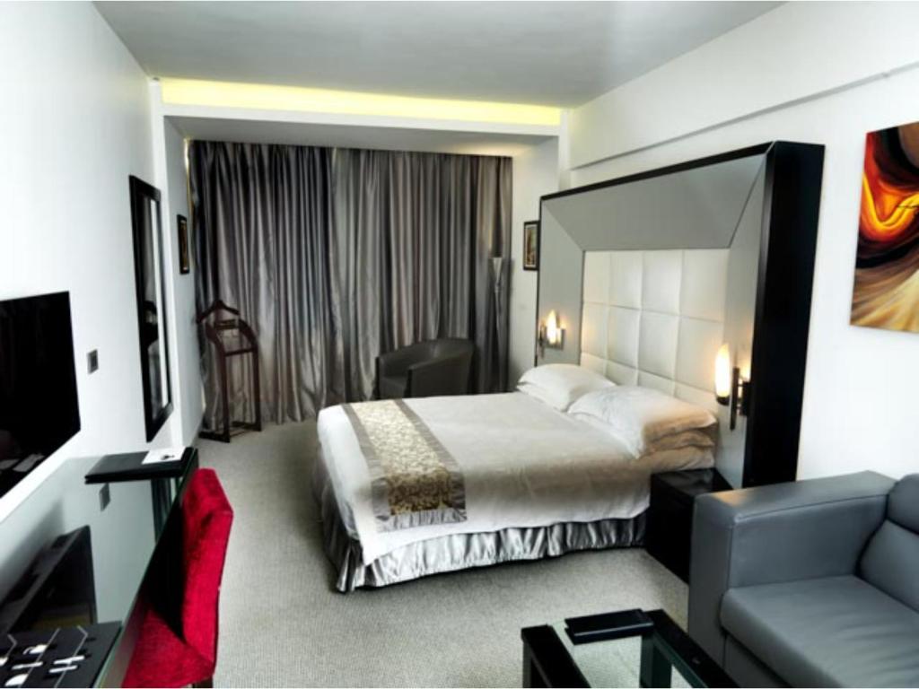贝鲁特WH Hotel的酒店客房,配有床和沙发