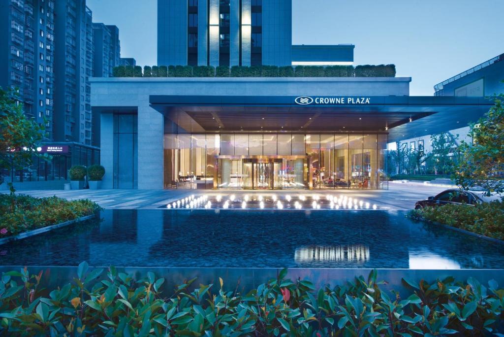 杭州杭州钱塘皇冠假日酒店的一座带游泳池的豪华建筑的 ⁇ 染