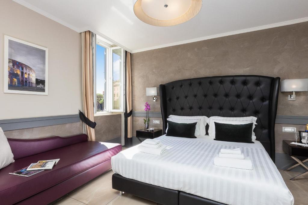 罗马Hotel Castellino Roma的一间卧室配有一张大床和一张沙发