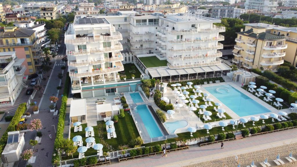 利多迪耶索罗太阳酒店的享有度假村的空中景致,设有游泳池和建筑