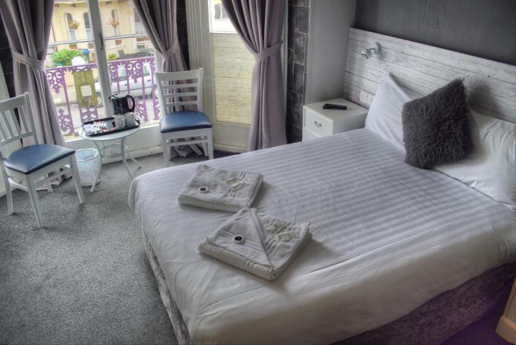 大雅茅斯Villa Rose的卧室配有白色的床和两个枕头