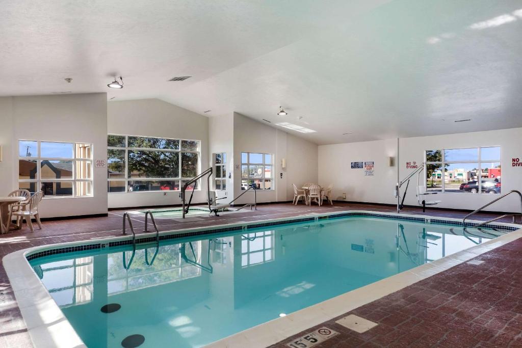 林垦Quality Inn Lincoln Cornhusker的大型客房带窗户,设有大型游泳池