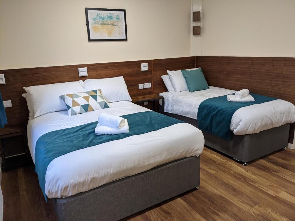 曼彻斯特Hazeldean的配有两张床的酒店客房中的两张床