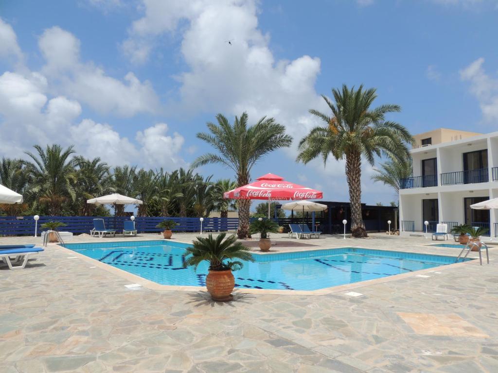 佩亚西城酒店的棕榈树度假村的游泳池以及大楼