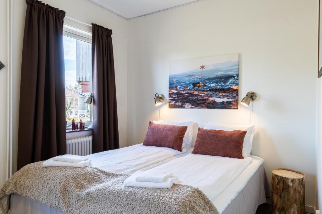 伊德勒Sporthotellet Idre的卧室配有一张大白色床和窗户