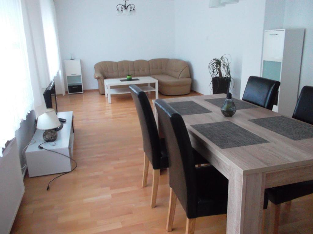 诺特海姆Ferienwohnung Jürges的客厅配有桌子和沙发