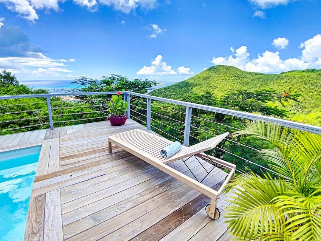 KoolbaaiAquamarine, private room in Villa Casa Blue pool sea view的一个带长凳的海景甲板