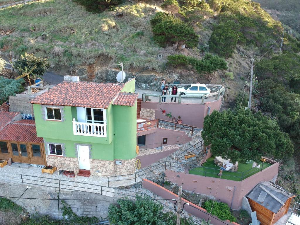 巴列埃尔莫索Casa La Hagar的山丘上房屋的空中景致
