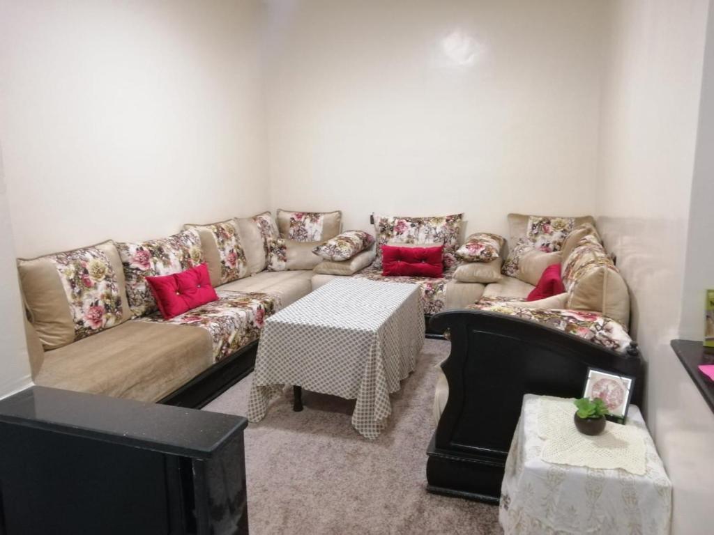 阿加迪尔Sidi Youssef Agadir的客厅配有沙发和桌子