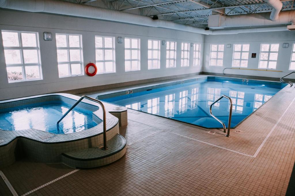 坎莫尔坎莫尔海岸酒店及会议中心的大型建筑中的大型游泳池