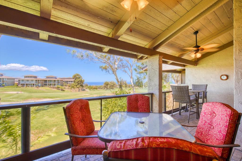 唯客乐渡假村Villas at Waikoloa H203的阳台的天井配有桌椅