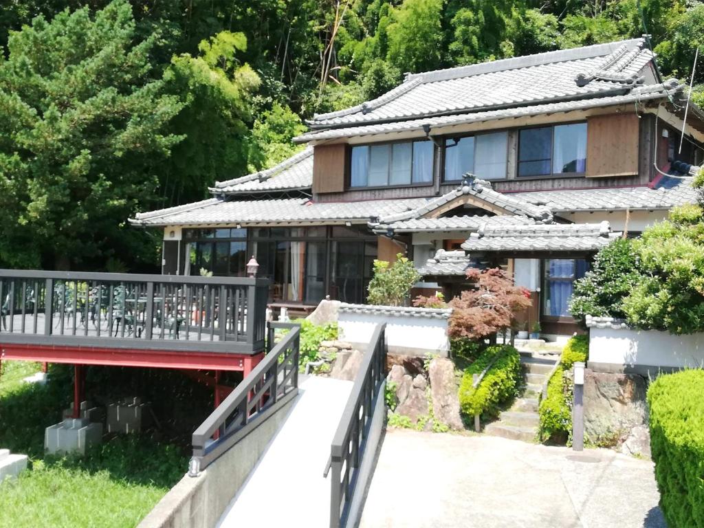 SaikaiYukinoura Guest House Moritaya的前面有一座桥的房子