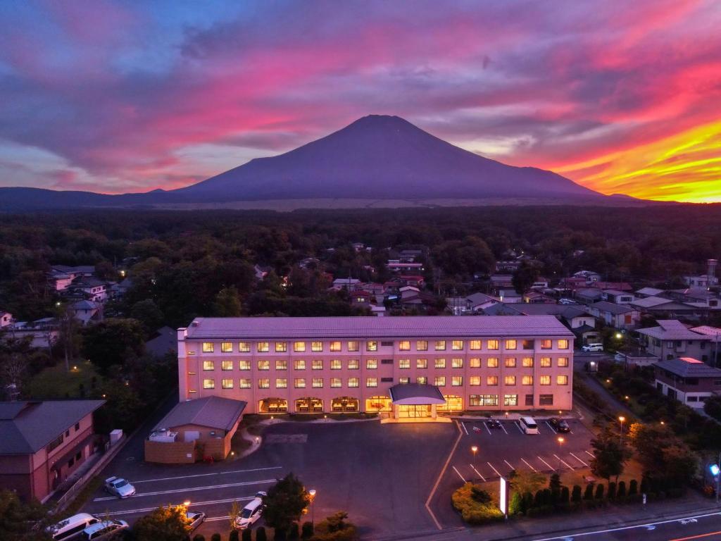 山中湖村富士松庄酒店的享有背景山景的建筑景致