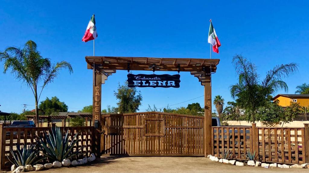 瓜达鲁佩镇Estancita Elena的木门,带标志和两个旗帜