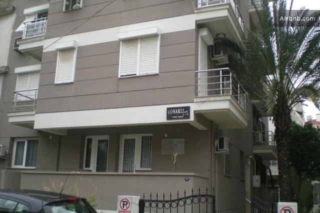 伊兹密尔伊兹密尔考纳克里公寓的带有读取主要街道标志的建筑