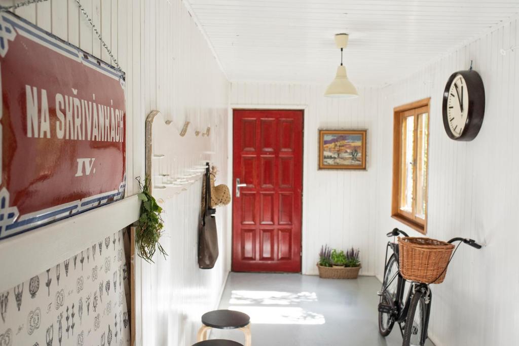 波普拉德Apartman Astrum的走廊上的红色门,在房间里骑自行车