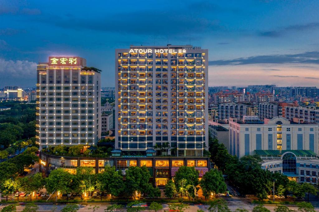 花都广州花都金融中心亚朵酒店的一座高大的建筑,上面有aania酒店