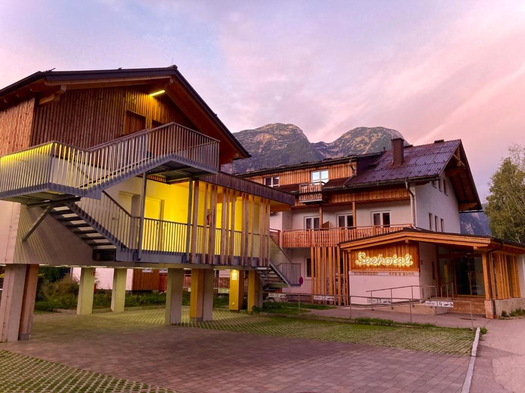 上特劳恩Seehotel am Hallstättersee modern rooms的山地度假酒店