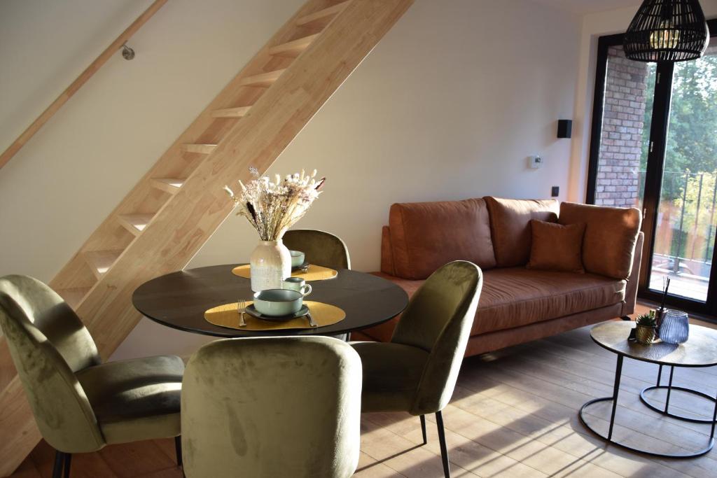ZulteCaCeLe Raveelzicht的客厅配有桌椅和沙发