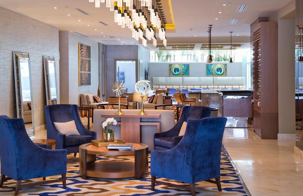 巴拿马城巴拿马环球酒店的大堂设有蓝色的椅子和桌子