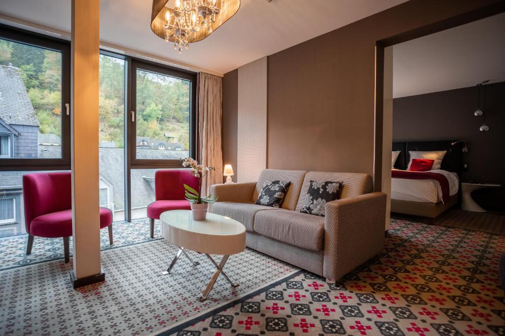 克莱沃Le Clervaux Boutique Hotel & Spa的客厅配有沙发和1张床