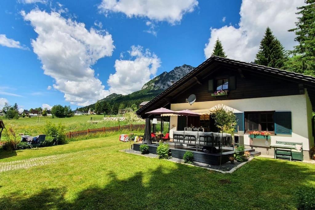 陶普利茨Alpenchalet im Steirischen Salzkammergut的绿色庭院中的房屋