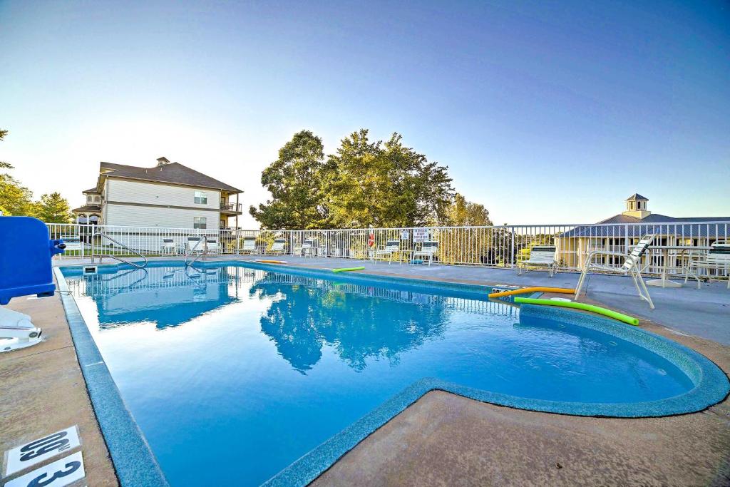 布兰森Branson Resort-Style Retreat 4 Mi to Strip的蓝色海水大型游泳池