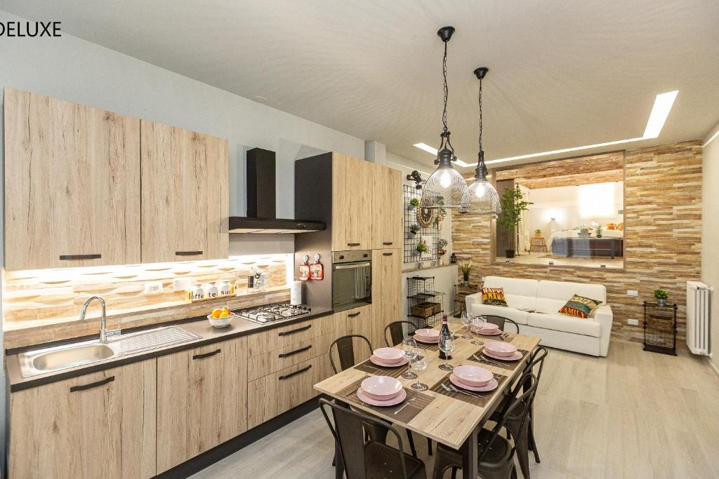 佛罗伦萨Geppi's Apartments的厨房以及带桌椅的用餐室。