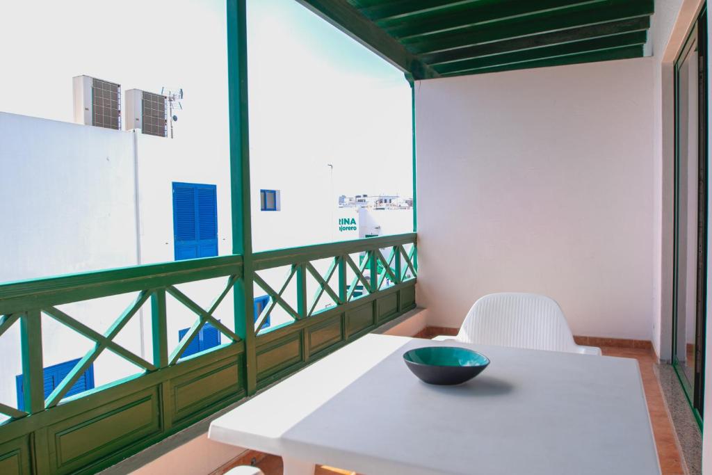普拉亚布兰卡Blancazul Tegala的阳台配有桌子和碗