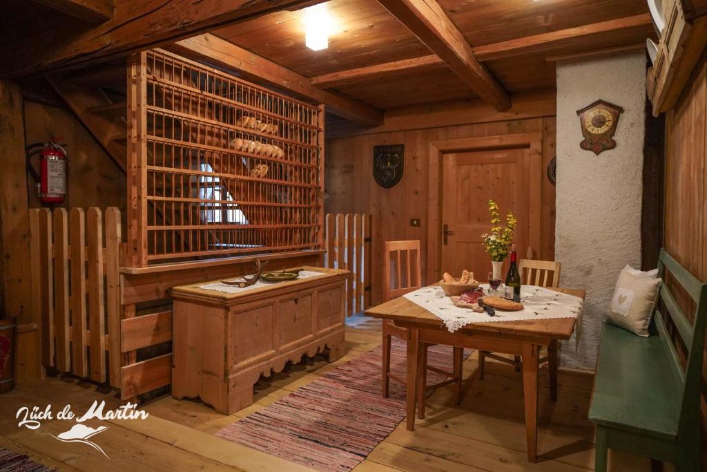 拉瓦莱Lüch de Martin的一间带桌子的用餐室和一间木制房间