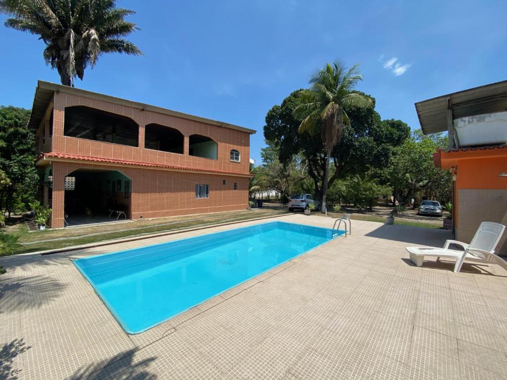 里约热内卢CASA INTEIRA entre Guaratiba e Campo Grande, Rio de Janeiro-RJ, a 40 min da praia, próximo ao Estádio Miecimo da Silva e Park Shopping- Ideal para descanso, encontros, festa e lazer-3000 m2的房屋前的游泳池