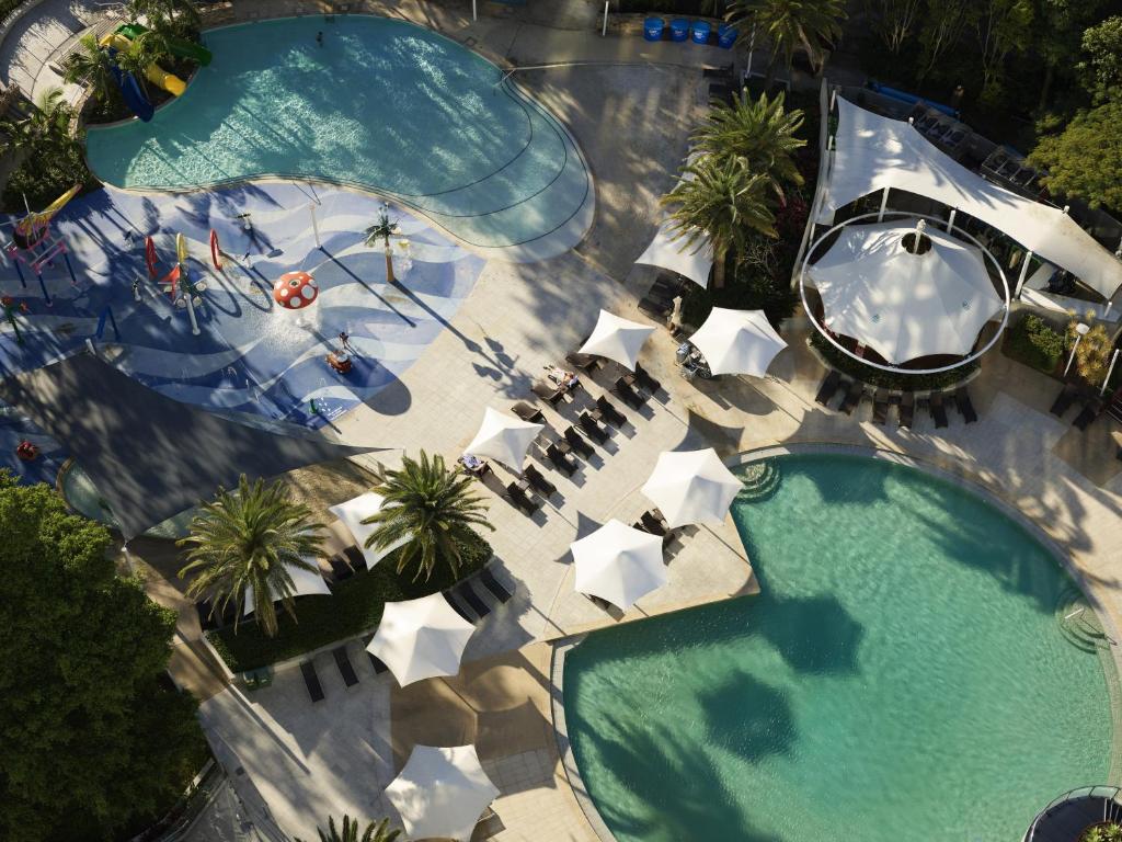 黄金海岸黄金海岸RACV皇家松林度假村的享有带2个游泳池的游泳池的顶部景致
