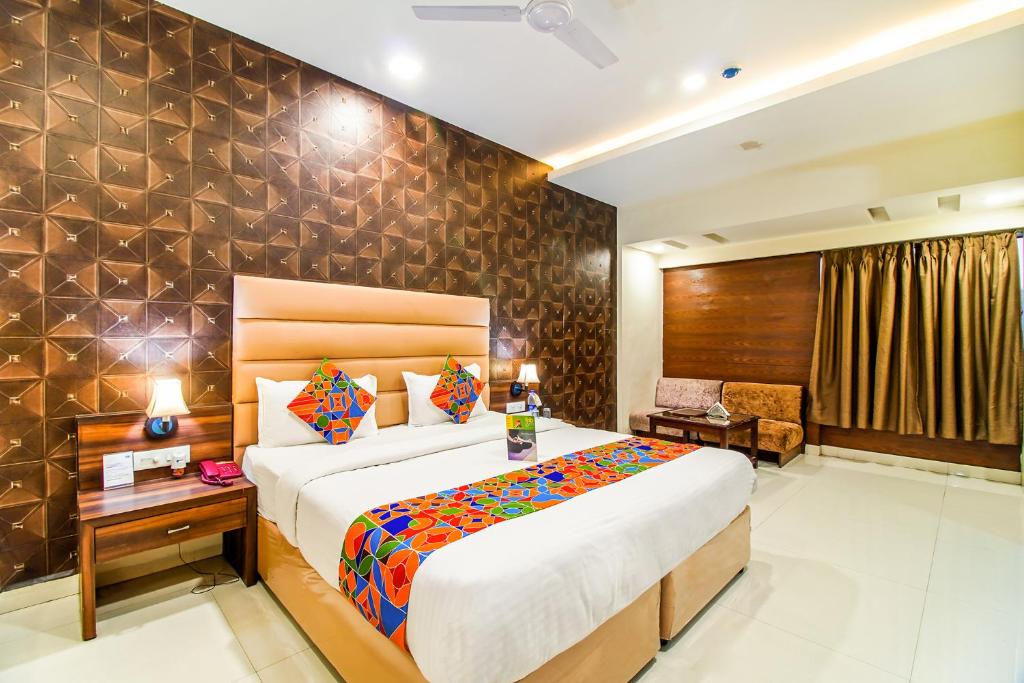 博帕尔FabHotel Prime President- Near to Bhopal Airport的一间卧室,卧室内配有一张大床