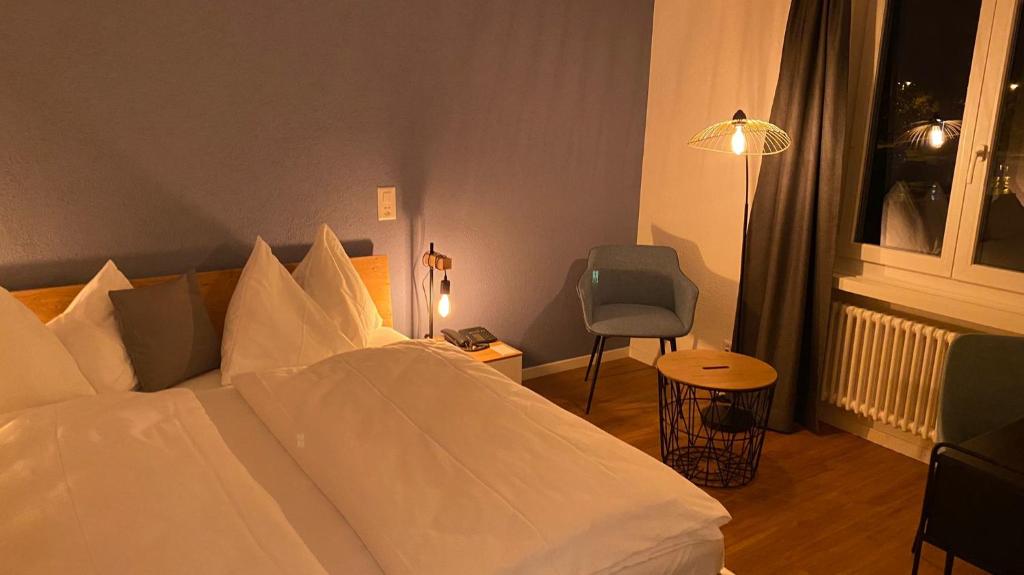 阿劳舒特森酒店的卧室配有白色的床和椅子